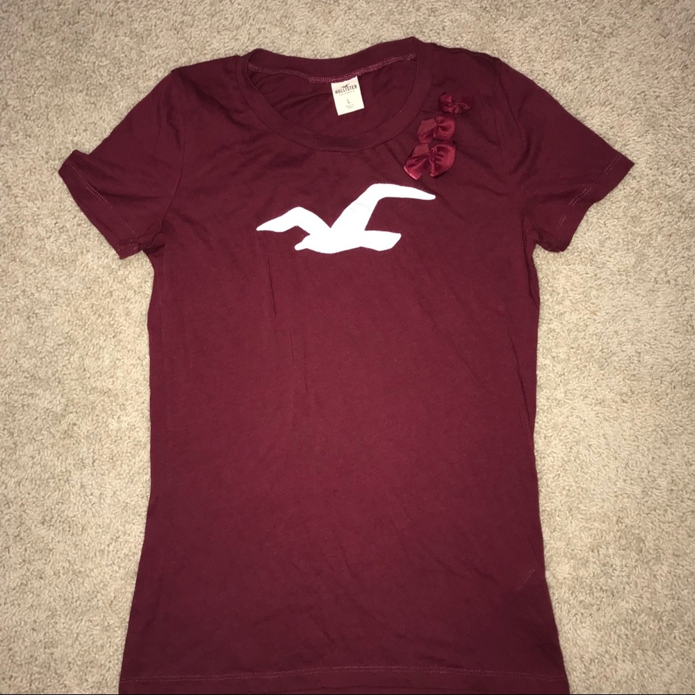 • Hollister Maroon Flower Accent Tee ❤️ •